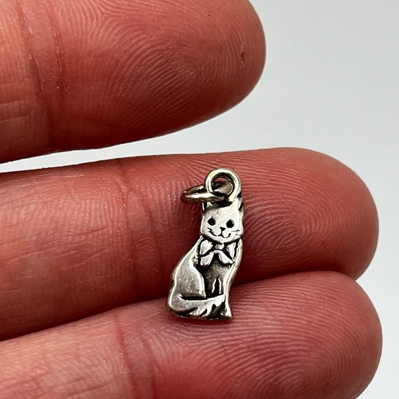 Rare Tiny vintage cat kitten Sterling silver flat charm pendant - Picture 4 of 5